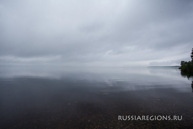 Берег Озера Пальеозеро, Карелия, туман